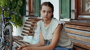 Sophia Gruber (Ylvi Unertl) macht sich Sorgen um den Gesundheitszustand ihrer neuen Freundin Mia. &laquo;Der Bergdoktor&raquo; geht in die 19. Staffel.