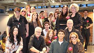 Alle Akteure und ihre Modelle erhalten eine Rose als Dank.