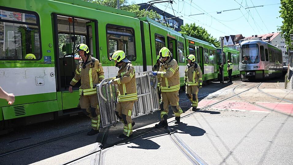 Der Verkehrsunfalldienst der Polizei Hannover war bereits vor Ort und begann mit den Ermittlungen zur Unfallursache.
