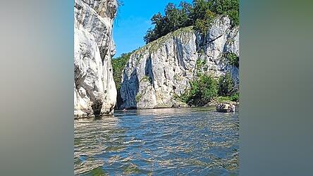 Die Schlauchbootbesatzung vor dem Start. Sp&auml;ter die Sicht &uuml;ber den Schlauchbootbug auf den Donaudurchbruch bei Weltenburg.