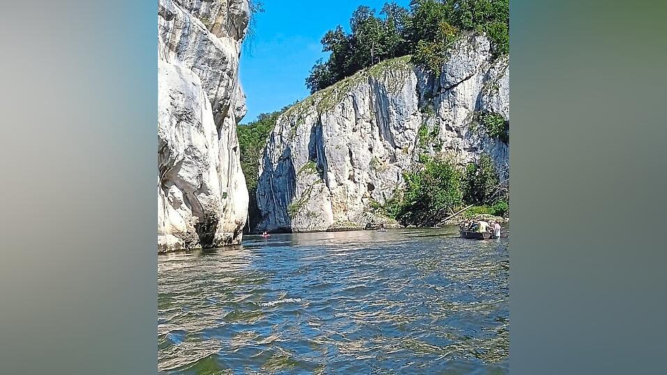 Die Schlauchbootbesatzung vor dem Start. Später die Sicht über den Schlauchbootbug auf den Donaudurchbruch bei Weltenburg. Die Schlauchbootbesatzung vor dem Start. Später die Sicht über den Schlauchbootbug auf den Donaudurchbruch bei Weltenburg.