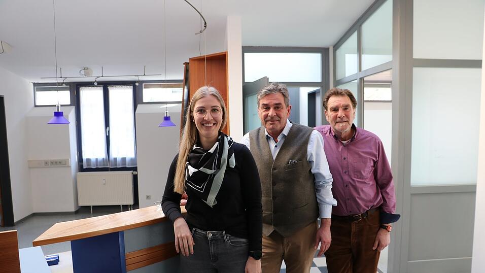 Laura Bosl im Eingangsbereich der Praxis mit Ludwig (l.) und Thomas Gruber.