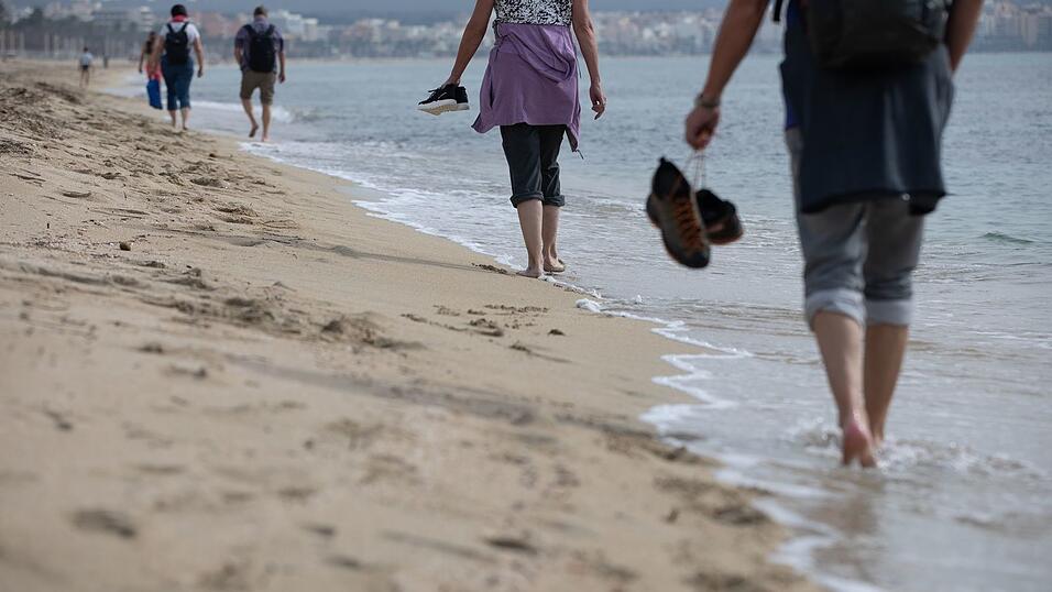 Sommer, Sonne, Strand: Zu den beliebtesten Reisezielen der Deutschen zählt wieder einmal Spanien. (Archivbild) Sommer, Sonne, Strand: Zu den beliebtesten Reisezielen der Deutschen zählt wieder einmal Spanien. (Archivbild)