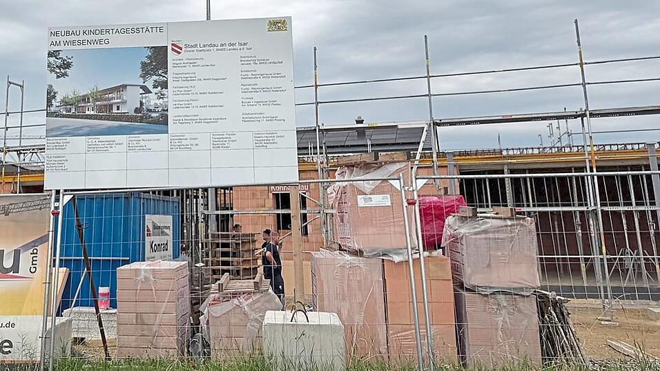Der Neubau der Kindertagesstätte am Wiesenweg geht gut voran. Der Neubau der Kindertagesstätte am Wiesenweg geht gut voran.