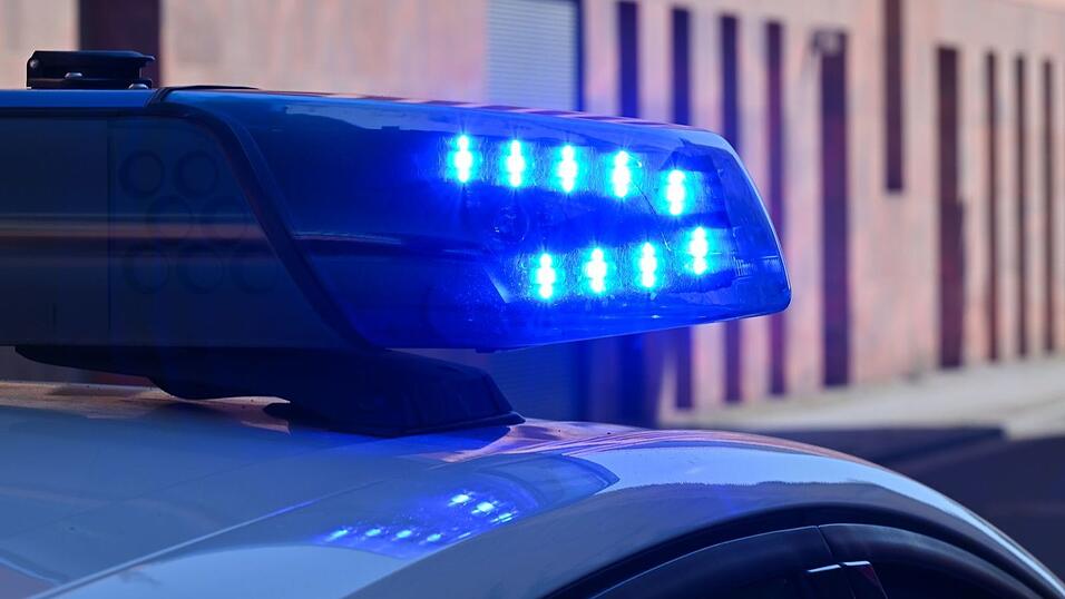 Die Verdächtigen sollen Diesel aus Firmenfahrzeugen in Kanister abgezapft haben. (Symbolbild) Die Verdächtigen sollen Diesel aus Firmenfahrzeugen in Kanister abgezapft haben. (Symbolbild)