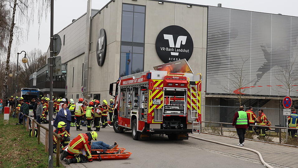 Rund 350 größtenteils ehrenamtliche Einsatzkräfte und Freiwillige waren an der Katastrophenschutzübung beteiligt. Rund 350 größtenteils ehrenamtliche Einsatzkräfte und Freiwillige waren an der Katastrophenschutzübung beteiligt.