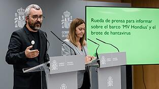 Der Staatssekret&auml;r f&uuml;r Gesundheit, Javier Padilla, informiert bei einer Pressekonferenz &uuml;ber Ma&szlig;nahmen zur Vermeidung der Ausbreitung des Hantavirus.