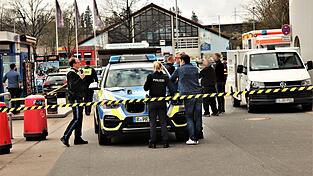 Ein Großaufgebot an Polizei hat sich am Montag Richtung Kaufland begeben. Dort haben bislang Unbekannte einen Geldtransporter überfallen.