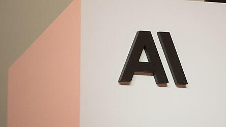 Der OpenAI-Konkurrent Anthropic wurde zuletzt bei einer Finanzierungsrunde mit insgesamt 900 Milliarden Dollar bewertet. (Archivbild)