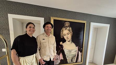 Sandra und Fritz Forstner. Er hat vor zehn Jahren das Malen für sich entdeckt. Auch im Gasthaus hängen Werke von ihm. Im Schloss hat er sich für seine Gemälde von der Schönheitengalerie von König Ludwig I. inspirieren lassen.