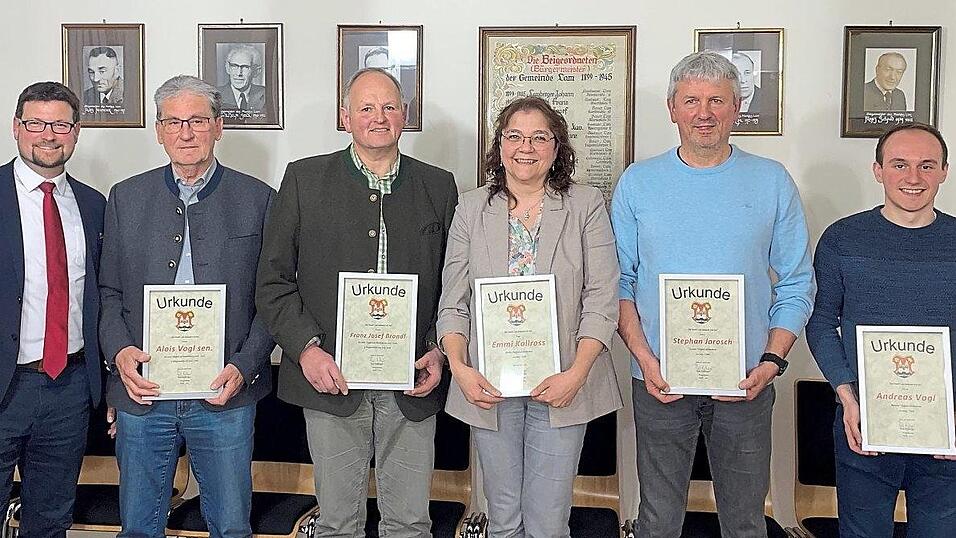 B&uuml;rgermeister Paul Ro&szlig;berger sagte den scheidenden Marktr&auml;ten Vergelt&acute;s Gott: 2. B&uuml;rgermeister Alois Vogl sen., 3. B&uuml;rgermeister Franz-Josef Brandl, Emmi Kollross, Stephan Jarosch und Andreas Vogl.