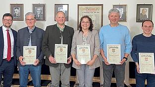 B&uuml;rgermeister Paul Ro&szlig;berger sagte den scheidenden Marktr&auml;ten Vergelt&acute;s Gott: 2. B&uuml;rgermeister Alois Vogl sen., 3. B&uuml;rgermeister Franz-Josef Brandl, Emmi Kollross, Stephan Jarosch und Andreas Vogl.