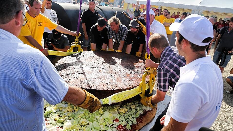 Die Spannung steigt: Der Burger wird zubereitet.