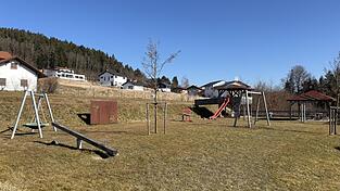 Bürgermeister Andreas Eckl droht mit einer Anzeige: Am Spielplatz in Prackenbach wurden mutwillig Spielgeräte zerstört Bürgermeister Andreas Eckl droht mit einer Anzeige: Am Spielplatz in Prackenbach wurden mutwillig Spielgeräte zerstört