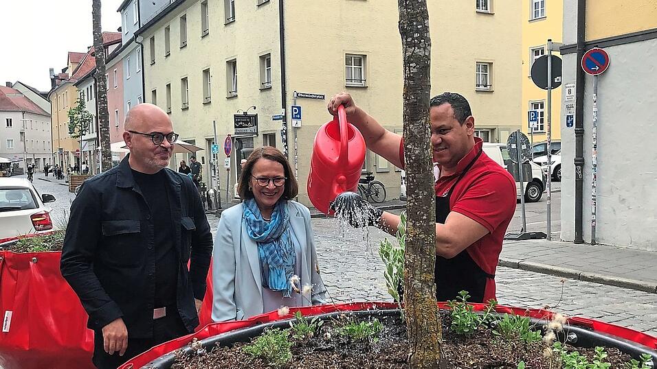 Beim Gießen der Bäume packen die Bewohner mit an: OB Gertrud Malz-Schwarzfischer und Planungsreferent Florian Plajer mit einem Mitarbeiter vom Jerusalem Imbiss, der gerade gießt.