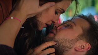 Rachel Weisz und Leo Woodall in einer Szene der siebten Folge der neuen erotischen Netflix-Miniserie &laquo;Vladimir&raquo;.