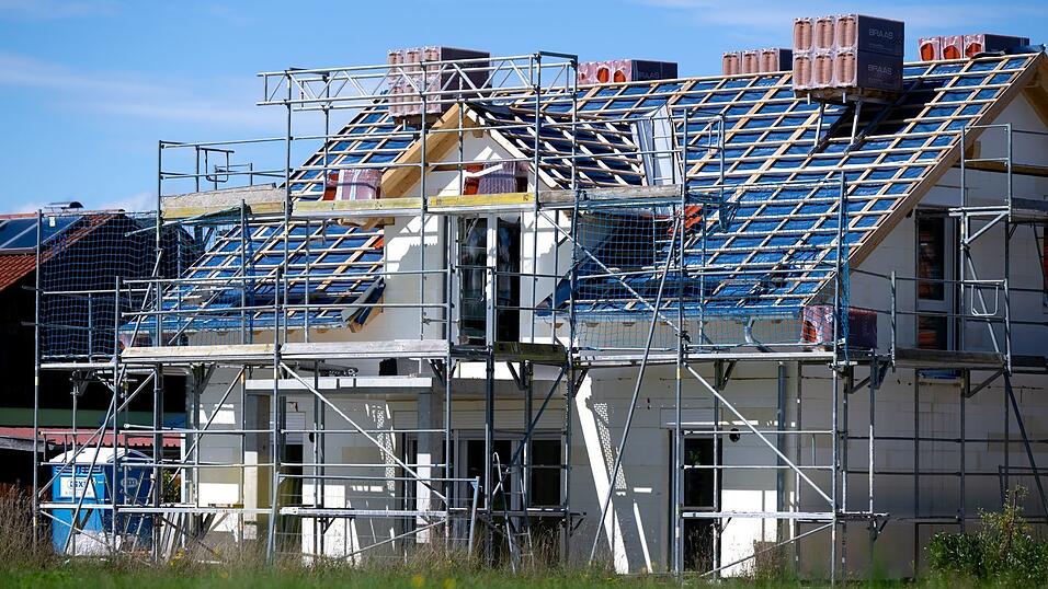 Viele Materialien haben sich mit dem Iran-Krieg verteuert, auf Hausbauer kommen Kostensteigerungen zu. (Symbolbild)