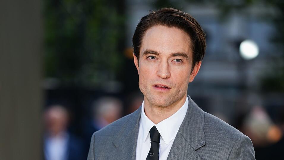 Robert Pattinson spielt in seinem neuen Film einen moralisch zwielichtigen Moderator. (Archivbild)