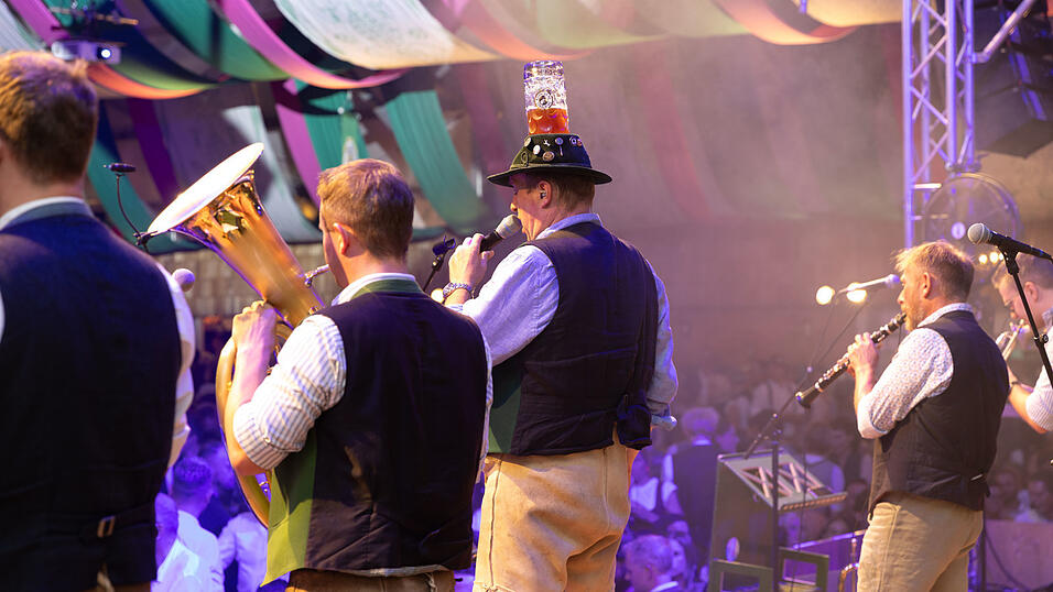 Die Partybilder vom Dienstag, 11. August, aus dem Festzelt Weckmann. Die Partybilder vom Dienstag, 11. August, aus dem Festzelt Weckmann.