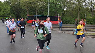 Auch die großen Herzogstadtläufer ließen sich wie schon die Kleinen am Samstag durch das nasskalte Aprilwetter den Spaß am Sport unter freiem Himmel nicht verderben.
