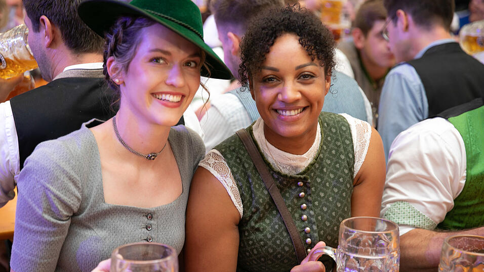 Echte Blasmusikfans lie&szlig;en sich den Montagabend im Festzelt Weckmann nicht entgehen.