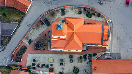Der Friedhof an der Bruckberger Pfarrkirche. Der Gemeinderat hat die Gebühren für alle Friedhöfe in der Gemeinde erhöht.
