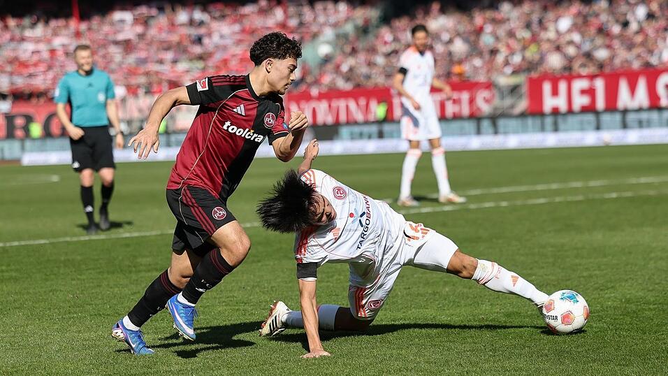 N&uuml;rnbergs Youngster Justin von der Hitz (l) im Zweikampf mit dem D&uuml;sseldorfer Satoshi Tanaka.