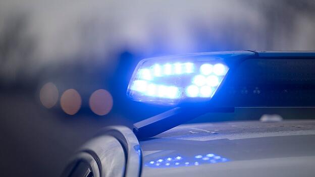 Polizisten l&ouml;schen die Flammen auf der Baustelle. (Symbolbild)