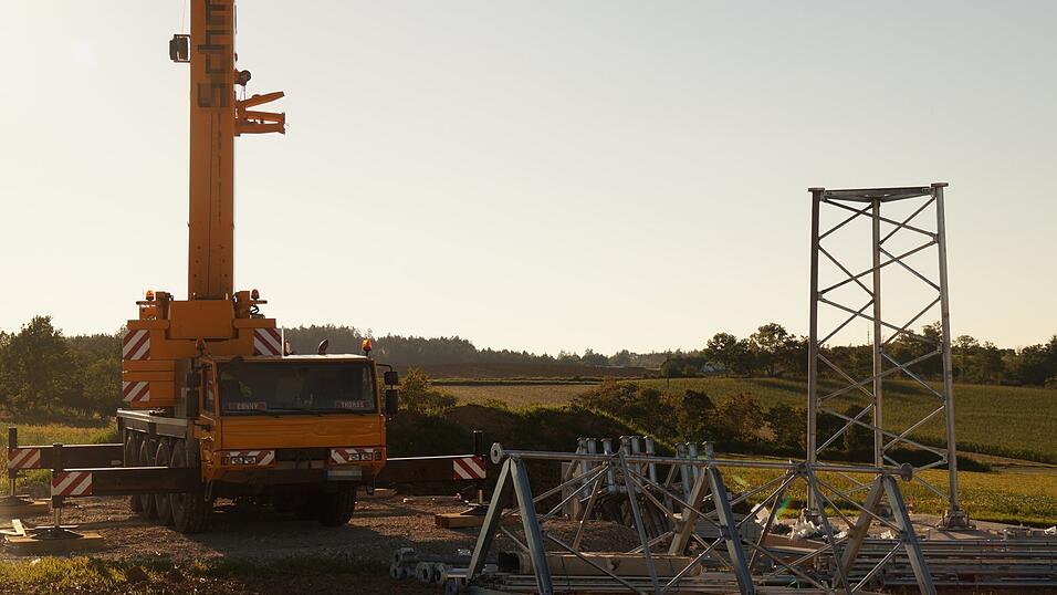 Der Mast der 1&1 Mobilfunk GmbH soll bis Mitte September stehen. Die Arbeiten im Rohrhofweg sind seit Ende Juni in vollem Gange Der Mast der 1&1 Mobilfunk GmbH soll bis Mitte September stehen. Die Arbeiten im Rohrhofweg sind seit Ende Juni in vollem Gange