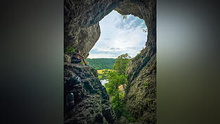 Von der „Räuberhöhle“ aus schauten im Mittelalter schon echte Räuberbanden hinunter ins Naab-Tal.