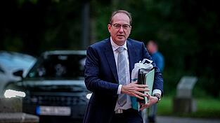Alexander Dobrindt setzt auf eine Verschärfung der Asylpolitik. (Archivbild)