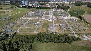 Eine Luftaufnahme vom bestehenden Tennet-Umspannwerk in Schwandorf. Das Umspannwerk, das im Suchraum Rettenbach mit dem Neubau der &Uuml;berlandleitung Ostbayernachse entstehen soll, ist mit diesem vergleichbar, sagt Tennet-Pressesprecher Markus Lieberknecht. (Archivfoto)