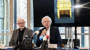 Im Januar 2025 hatte der Direktor des Drents Museums, Harry Tupan, (rechts), &uuml;ber den spektakul&auml;ren Kunstraub informiert. (Archivbild)