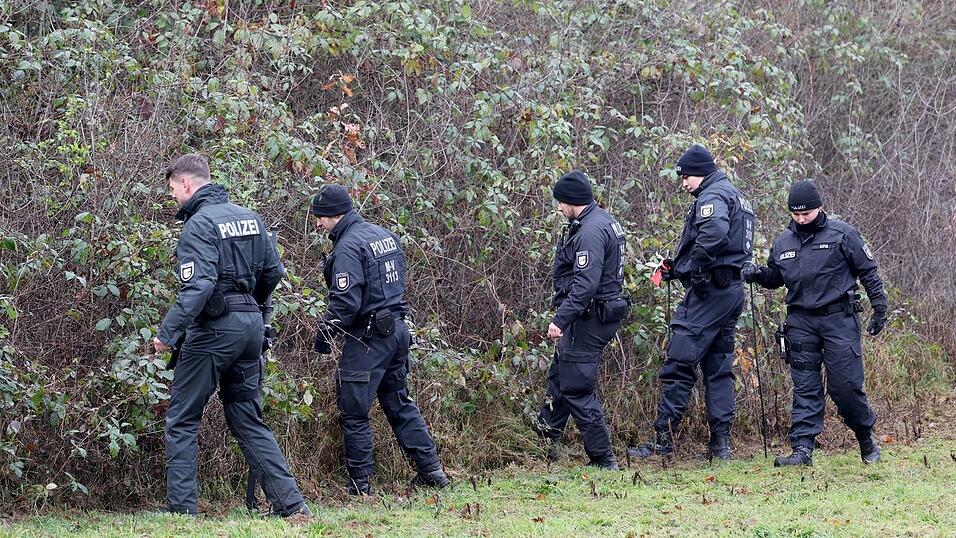 Polizisten durchsuchten die Gegend um den Fundort der Leiche. (Archivbild) Polizisten durchsuchten die Gegend um den Fundort der Leiche. (Archivbild)