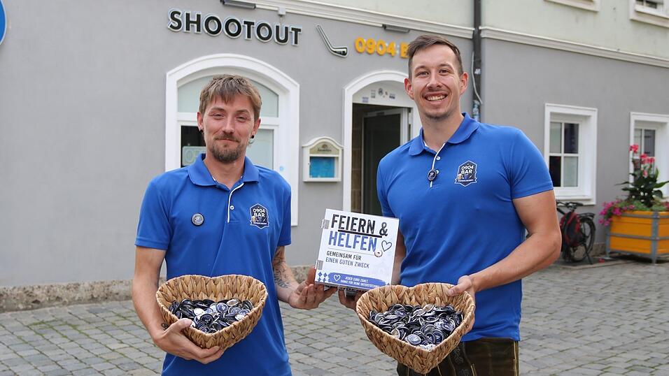 Thomas Kiefl (r.) und Steven Notzke von der 0904-Bar sind startklar f&uuml;r die Benefizaktion.