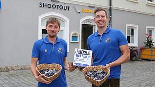 Thomas Kiefl (r.) und Steven Notzke von der 0904-Bar sind startklar f&uuml;r die Benefizaktion.