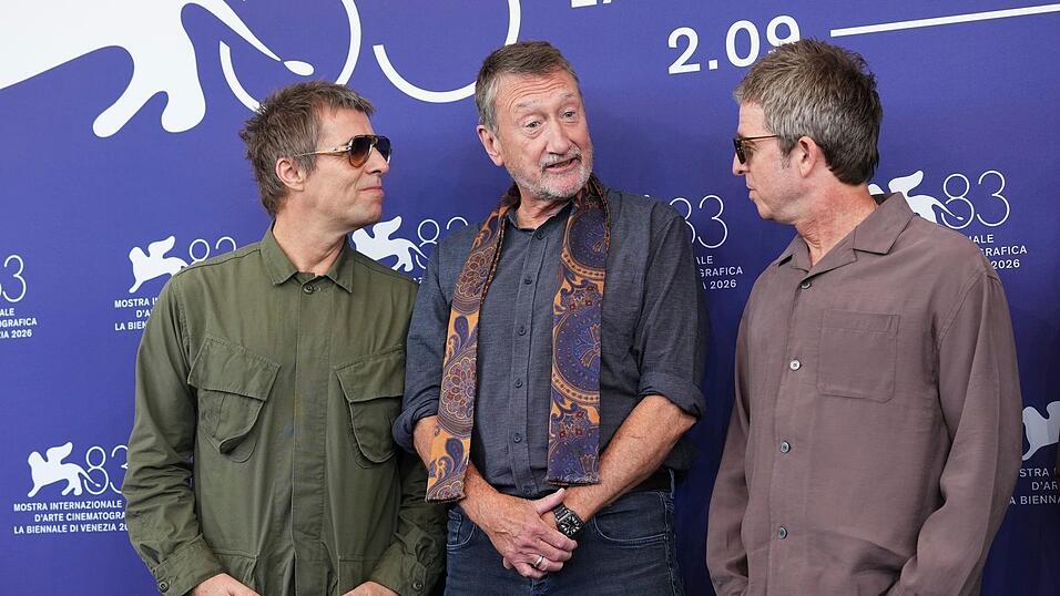 Liam Gallagher, der Drehbuchautor Steven Knight und Noel Gallagher in Venedig.
