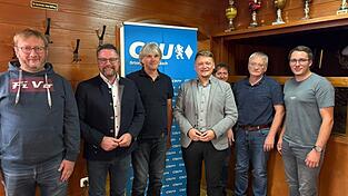 Der CSU-Ortsvorsitzender Andreas M&uuml;ller (4.v.l.) blickte auf das vergangene Jahr zur&uuml;ck, mit im Bild sind MdL Dr. Gerhard Hopp sowie Gemeinder&auml;te und ehemalige Gemeinder&auml;te.