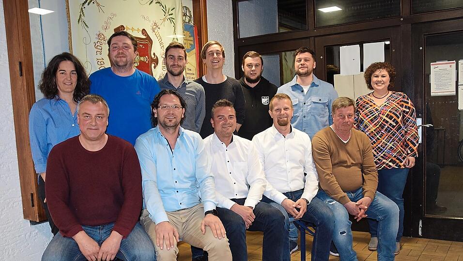 Die Verantwortlichen der TB-Fußballer mit Spartenleiter Michael Sagmeister (vorne Mitte) und Bürgermeisterin Alexandra Riedl (rechts). Die Verantwortlichen der TB-Fußballer mit Spartenleiter Michael Sagmeister (vorne Mitte) und Bürgermeisterin Alexandra Riedl (rechts).