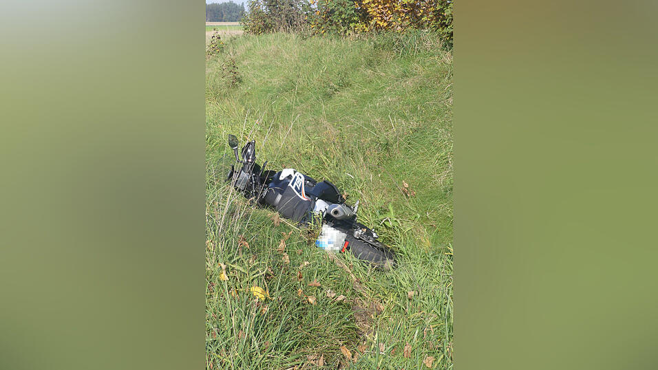 Das verunfallte Motorrad. Der Fahrer musste mit schweren Verletzungen in ein Krankenhaus gebracht werden. 