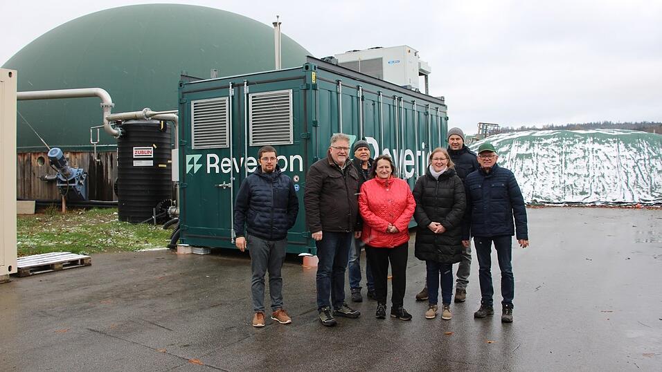 Die Biogasanlagenbetreiber sehen sich als wichtigen Bestandteil der Energiewende. Allerdings k&ouml;nnte ihr Beitrag mit dem Ampel-Aus gef&auml;hrdet sein und darum wenden sie sich mit einer Bitte an die SPD-Bundestagsabgeordnete Marianne Schieder (vierte von rechts).