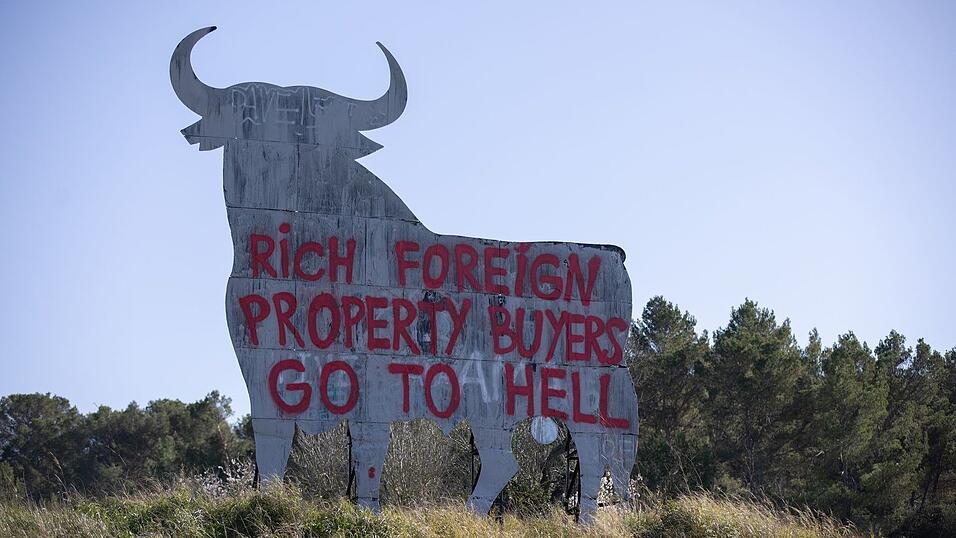 Die sogenannten Osborne-Stiere gelten in Spanien als Kult und als Wahrzeichen des Landes. (Foto aktuell)