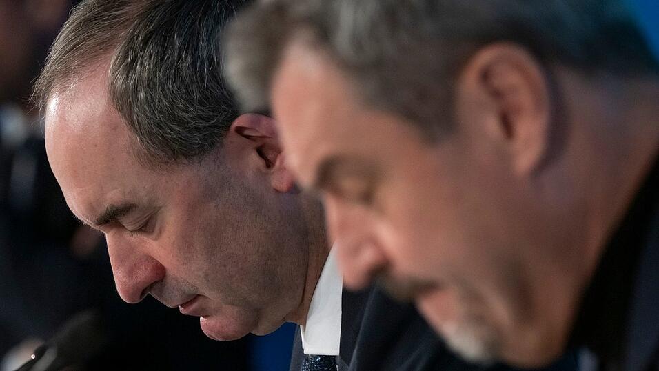 Es ist ernst: Finden Hubert Aiwanger und Markus Söder eine Lösung im Schulden-Streit? (Archivbild)