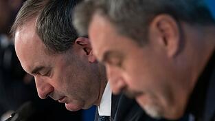 Es ist ernst: Finden Hubert Aiwanger und Markus Söder eine Lösung im Schulden-Streit? (Archivbild)