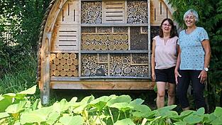 Nachbarinnen und Gleichgesinnte: Isolde Schmied (rechts) und Johanna Sporrer geben der Natur in ihren Gärten Raum. Theo Sporrer hat das Insektenhotel im Hintergrund gebaut.