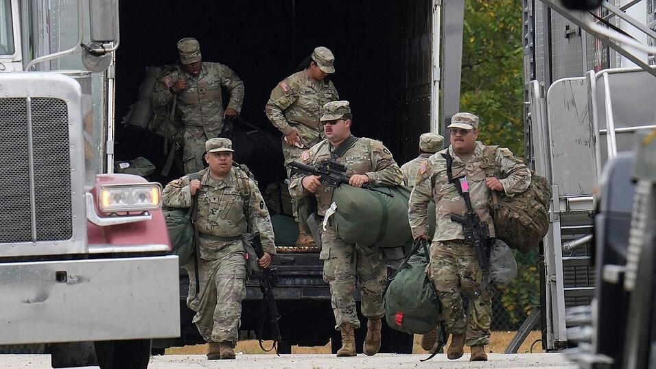 Mitglieder der Nationalgarde aus Texas sind in Illinois angekommen.