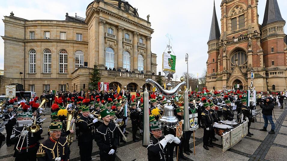 Vor dem Chemnitzer Opernhaus stellen sich Teilnehmer der gro&szlig;en Bergparade zum Abschluss des Kulturhauptstadtjahres auf.