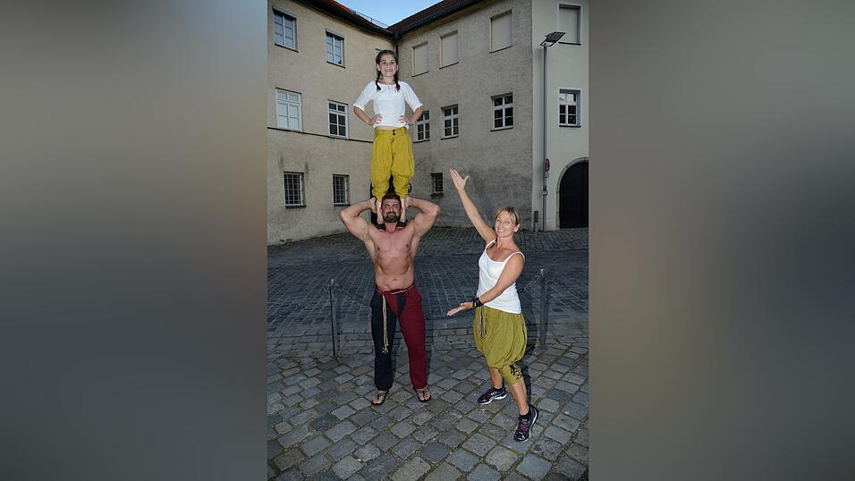 In der Pause hatte die Showtanzgruppe 'Flip Flops' Zeit, ihr ganzes Können zu präsentieren. (Fotos: Ulli Scharrer) In der Pause hatte die Showtanzgruppe 'Flip Flops' Zeit, ihr ganzes Können zu präsentieren. (Fotos: Ulli Scharrer)