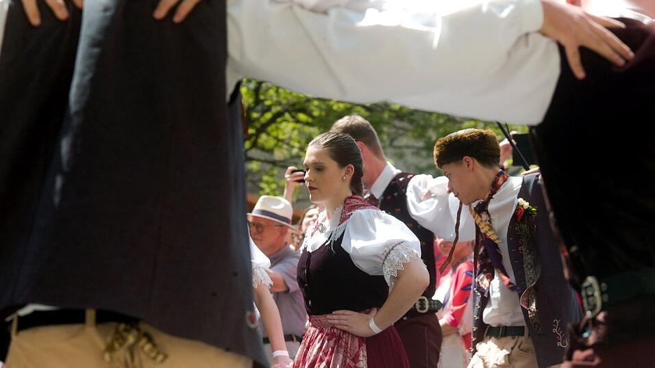 Eine Tanzgruppe und Volksmusik sorgten beim Dialogfestival 'Meeting Brno' f&uuml;r gute Stimmung.