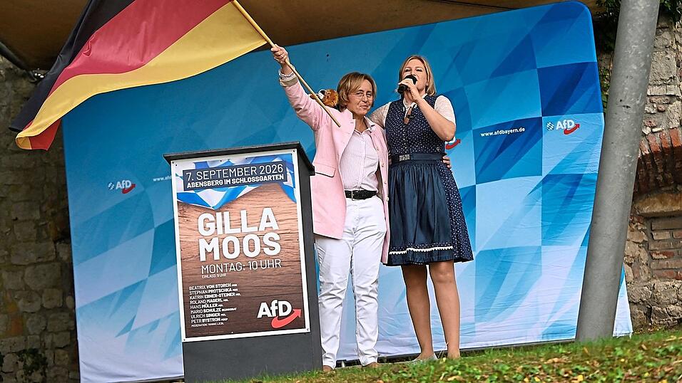 Katrin Ebner-Steiner (r.) und Beatrix von Storch schwenken die Deutschlandfahne. Katrin Ebner-Steiner (r.) und Beatrix von Storch schwenken die Deutschlandfahne.